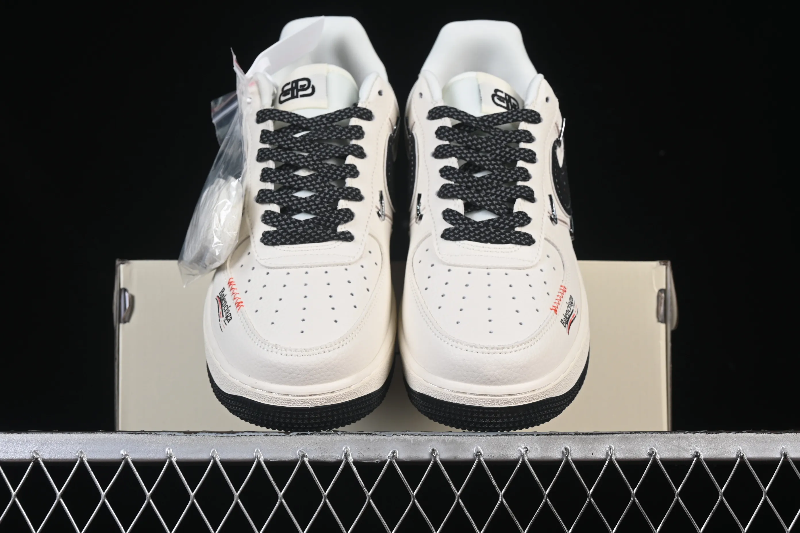 All categories Nk Air Force 1 Air Force series Nk Air Force 1 Low Air Force low-top Nike Air Force 1'07 Low Balenciaga co-branded four silver hooks Air Force 1 low-top casual sneakers DD1928-309